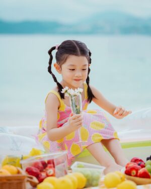 Ruco Chan Instagram - Sun-kissed and feeling fruity🍋

Photography | @raymond.a7c 
Makeup | @renee_316 
Hair | @reallllll