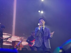 Ruco Chan Instagram - 多謝我嘅福地新加坡
打俾我難忘嘅晚上
幾首歌實在太少
還有好多大家成長嘅回憶
同難忘嘅電視劇沒有同大家分享
不過今次之旅無論係太太同小豬比
都係第一次踏足我的福地
不久嘅將來再和大家見面
多謝家燕姐🤞🏻
同三位永遠的視帝💪🏽
合作愉快
期待去更多嘅地方