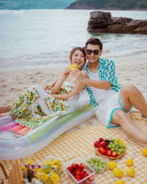 Ruco Chan Instagram - Sun-kissed and feeling fruity🍋

Photography | @raymond.a7c 
Makeup | @renee_316 
Hair | @reallllll