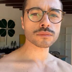 Rui Maria Pêgo Instagram - Tirei o cabelo e rapei as amígdalas. 

14 dias de tramadol, família e gelados. 🍧🍨🍦