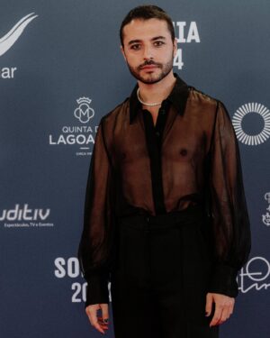 Rui Maria Pêgo Instagram - Hey, Chico.
Eyes up here. 👀

SOPHIA 24’ @academiaportuguesadecinema ✨

Look by @stivali_boutiques 
MUA by @raquelestevens 
Shirt @chloe 
Trousers @simkhai 
Jewels @mateonewyork 
Shoes @louboutinworld 

@hitmanagement @mais.que.uma