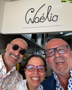 Rui Oliveira Instagram - “Cinquenta anos sem vir à Noélia!?” - foi assim que se apresentou, de sorriso rasgado, Noélia Jerónimo, já havíamos “enfardado” tudo quanto quis que provássemos. “Tudo saído das minhas mãos” - fez questão de frisar. E isto antes do célebre arroz de limão com garoupa e ameijoas, como que uma canja cheirosa de coentros, “cozinha de mãe” reforça, inspirada, acrescento eu, e executada com os melhores produtos. Ainda arranjei apetite para umas deliciosas farófias. “Agora veja lá se fica mais 50 anos sem voltar!” -rematou na altura da foto com que celebrámos o memorável almoço. E agora “bora lá” que tenho de ir trabalhar.