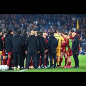 Rui Patrício Instagram - La Magica Roma in semifinale di Europa League!  Andiamo insieme ⚔️🦾🦿🟡🔴 Avanti ⏭️
#europaleague #asroma #pumafootball