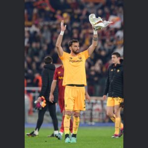Rui Patrício Instagram - La Magica Roma in semifinale di Europa League!  Andiamo insieme ⚔️🦾🦿🟡🔴 Avanti ⏭️
#europaleague #asroma #pumafootball