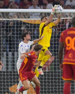 Rui Patrício Instagram - 🟨🟥👊
#roma 
@pumafootball