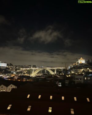 Rui Porto Nunes Instagram - “Quem vem e atravessa o rio
Junto à serra do Pilar
Vê um velho casario
Que se estende até ao mar” 💙