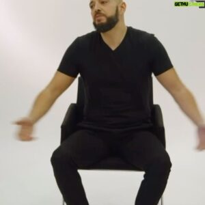 Rui Sinel de Cordes Instagram - KING CORDES - o cartaz sugerido pela produção, feito em AI. 
Devia ter ido com este?