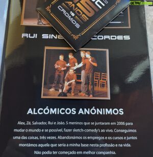 Rui Sinel de Cordes Instagram - “Nós vamo-nos matando por momentos que gostamos. O ser humano é um produto com defeito: morre se tiver prazer.” dizia eu ainda há dois meses em palco.

Partilho agora que falava sobre o meu amigo José Maria Beirão, mas especialmente sobre mim e talvez muitos de nós. 

A ânsia de viver, fazer e experimentar tudo rouba-nos tempo à frente. Os perfeitos dizem-nos que temos de abrandar, gerir, conciliar, saber parar. Chamam-nos exagerados. 

Talvez por usarem o tempo de forma mais sôfrega exista a ideia de que os exagerados vivam menos. Na verdade, vivem mais.
Têm é tendência para morrer primeiro. 

Ficam as gargalhadas, viagens, partilhas, disparates e lutas.

E também a pergunta: valerá a pena trocar prazer por tempo futuro se o vamos passar na companhia dos perfeitos?

Até já, Zezão!