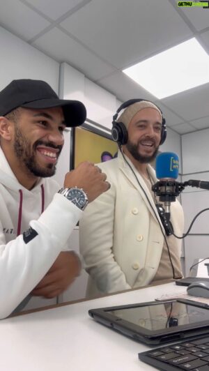 Rui Sinel de Cordes Instagram - O @ruisineldecordes também foi desafiado a sentar-se no lugar do @heldertavaares e ser locutor de rádio durante um bocadinho 🎙️

KING CORDES TOUR, marca o regresso aos palcos de Sinel de Cordes 💥  Bilhetes já disponíveis #sósequiseres