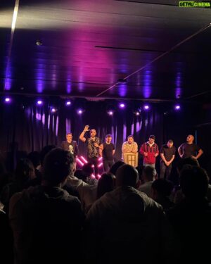 Rui Sinel de Cordes Instagram - O meu brilhante amigo @mario_rh_bomba e todos os que animaram as últimas datas de Wrong Comedy! 
Obrigado a todos mas acima de tudo ao público louco que apoia isto! 
Regressamos no Natal, inscrevam-se no site! 😈❌