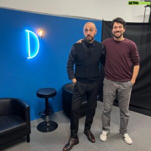 Rui Sinel de Cordes Instagram - O Rui escolheu o Despolariza para a sua primeira partilha acerca daquele que foi - nas suas palavras - o pior dia da sua vida. Foi o tema da primeira metade deste episódio e foi uma partilha muito honesta, sem sobranceria nem orgulho. Partilhou ainda connosco a estranha maneira como a vida se antecipou à sua arte, tendo-nos apresentado a dualidade do Senhor Cordes e do Doutor Sinel. Na segunda parte falámos acerca de humor mais risqué, questionando-nos acerca do valor que pode ter - ou não - o mero desconforto. Daí discutimos este fenómeno “woke” dos últimos anos, descobrimos que temos em comum uma pequena terra no Douro, e acabámos com os olhos no futuro. Foi um episódio com peso e leveza. Gostei muito.
Obrigado Rui!