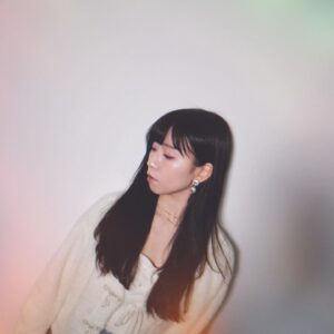 Rui Tanabe Instagram - 珍しく白のニット。

キラキラしてるアイテム好き。

#私服　#lilybrown