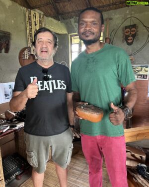Rui Veloso Instagram - De volta ao outro paraíso..Moçambique…rever amigos e fazer novos! Grande amigo António Costa Moura,nosso extraordinário Embaixador,Zé Mucavele, @ivanmucavel @stewartsukuma @montebelohotels @nipontravel.viagens