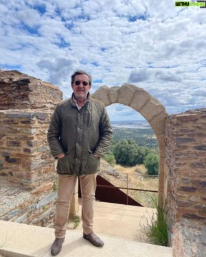 Rui Veloso Instagram - Há uns anos, muitos,toquei aqui dentro das muralhas do Castelo de Monsaraz. Antes do Alqueva! Tinha gente lá em cima nas ameias, lembro bem! O palco era em frente aos assentos dos antigos. Estava cheio o recinto.Gosto de revisitar Monsaraz,tenho boas memórias daqui. Mas acho q é público que adoro o Alentejo. Aliás, tb adoro o resto do país..hehe abreijos bom fim de semana!!