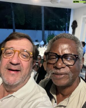 Rui Veloso Instagram - De volta ao outro paraíso..Moçambique…rever amigos e fazer novos! Grande amigo António Costa Moura,nosso extraordinário Embaixador,Zé Mucavele, @ivanmucavel @stewartsukuma @montebelohotels @nipontravel.viagens