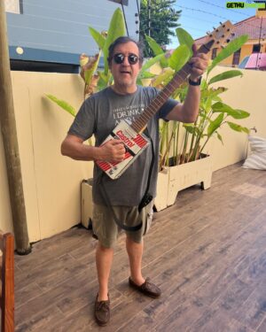 Rui Veloso Instagram - Guitarra made in Township…