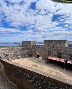 Rui Veloso Instagram - Há uns anos, muitos,toquei aqui dentro das muralhas do Castelo de Monsaraz. Antes do Alqueva! Tinha gente lá em cima nas ameias, lembro bem! O palco era em frente aos assentos dos antigos. Estava cheio o recinto.Gosto de revisitar Monsaraz,tenho boas memórias daqui. Mas acho q é público que adoro o Alentejo. Aliás, tb adoro o resto do país..hehe abreijos bom fim de semana!!