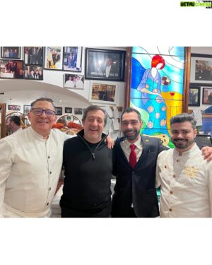 Rui Veloso Instagram - Londres gelada mas sempre cheia de vida. Encontrei o meu amigo Nail Tolliday(the other half of Bent),os tugas Quirino,Rui e Francisco no Signor Sassi,o Bluey e o João Caetano dos Incognito(fantastic at Ronnies)e mais,fui ver os High Fade no Jazz Café(great show guys!) Never a dull moment!

@_caetano_music @nail89ghost @incognito_world @highfademusic
