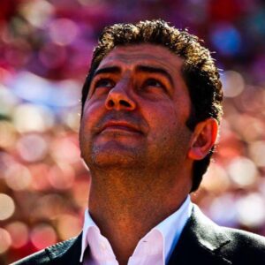 Rui Vitória Instagram - Faz hoje um mês que partiste. Só agora estou pronto para dizer alguma coisa. Partiste e perdi o que me restava das minhas raízes. Mas as pessoas só morrem quando não são lembradas. E tu, Vitor, estarás sempre no meio de nós. Fica em paz, que tudo farei para que os nossos filhos tenham os valores que os nosso queridos pais tão bem nos passaram.
Estamos sempre juntos. Olhem por nós.

It's been a month since you left. Only now i’m ready to say something. You left, and I lost what was left of my roots. But people only die when they are forgotten. And you, Vitor, will always be among us. Rest in peace, I will do everything to ensure our children have the values that our dear parents passed on to us so well.
We are always together. Look out for us.

لقد مر شهر منذ مغادرتك. الآن فقط أنا مستعد ان أقول شيء. لقد غادرت، وفقدت ما تبقى من جذوري. لكن الناس يموتون عندما يتم نسيانهم. وأنت، يا فيتور، ستكون دائما بيننا. ارقد بسلام، سأفعل كل شيء لضمان حصول أطفالنا على القيم التي نقلها إلينا آباؤنا الأعزاء بشكل جيد.
نحن دائما معا. ابحث عنا.