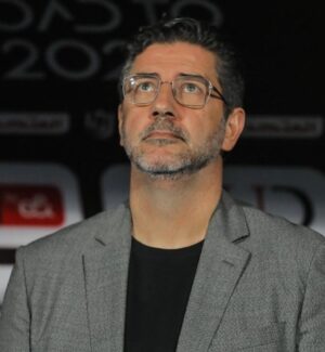 Rui Vitória Instagram - Faz hoje um mês que partiste. Só agora estou pronto para dizer alguma coisa. Partiste e perdi o que me restava das minhas raízes. Mas as pessoas só morrem quando não são lembradas. E tu, Vitor, estarás sempre no meio de nós. Fica em paz, que tudo farei para que os nossos filhos tenham os valores que os nosso queridos pais tão bem nos passaram.
Estamos sempre juntos. Olhem por nós.

It's been a month since you left. Only now i’m ready to say something. You left, and I lost what was left of my roots. But people only die when they are forgotten. And you, Vitor, will always be among us. Rest in peace, I will do everything to ensure our children have the values that our dear parents passed on to us so well.
We are always together. Look out for us.

لقد مر شهر منذ مغادرتك. الآن فقط أنا مستعد ان أقول شيء. لقد غادرت، وفقدت ما تبقى من جذوري. لكن الناس يموتون عندما يتم نسيانهم. وأنت، يا فيتور، ستكون دائما بيننا. ارقد بسلام، سأفعل كل شيء لضمان حصول أطفالنا على القيم التي نقلها إلينا آباؤنا الأعزاء بشكل جيد.
نحن دائما معا. ابحث عنا.
