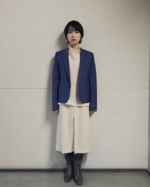 Ruka Ishikawa Instagram - 映画『三日月とネコ』完成披露試写会にお越しくださった皆様、ありがとうございました＾＾

原作者のウオズミアミさんから素敵なプレゼントをいただきました。私が演じたつぐみちゃんの似顔絵まで。原作は髪が長く、私だとビジュアルがだいぶ違ってしまい大丈夫かな…と心配していたのですが、私が演じたつぐみちゃんがウオズミさんの漫画の世界に戻っていくような気がして、今もその中で生きているような気がして、とても嬉しかったのでした。

hairmake @chihirotsurunaga 
styling @_yosuke_shoji_ 
ありがとう☺️

#三日月とネコ