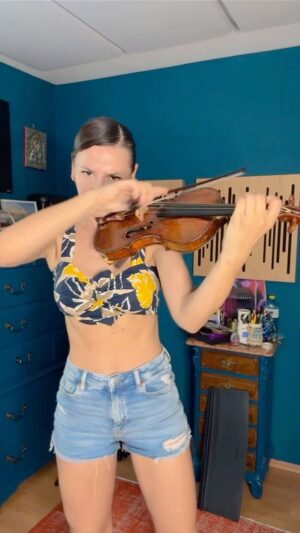 Rusanda Panfili Instagram - Por una Cabeza ! 
It’s really hot in my practice room and the music makes it even hotter 🎻