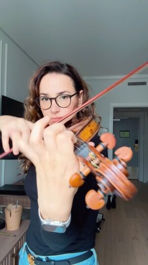 Rusanda Panfili Instagram - Warm up on show day no. 34 in Göteborg,Sweden! 

@worldofhanszimmer , it’s soon time to say goodbye 🥹🥲🎻🇲🇩💥🎉🫶🙏🧳