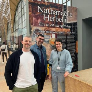 Russell Tovey Instagram - Season 22 begins! 🎨✨ New @TalkArt! We meet artist Nathanaëlle Herbelin @NathanaelleHerbelin to discuss her major solo show in Paris. A constant visitor to the Musée d’Orsay’s collections since childhood, Herbelin has been invited to put her canvases and sources of inspiration into perspective. An heiress to Les Nabis (a group of young French artists active in Paris from 1888 until 1900, who played a large part in the transition from Impressionism), the artist brings their favorite subjects, daily life, domestic interiors and intimacy, up-to-date in resolutely contemporary compositions.

The presentation of her work at the Musée d’Orsay is very much in line with one of the focuses of the museum’s cultural project, which consists of extending “Orsay’s polyphony” to less classical artistic figures, in this case by presenting an emerging artist who has already won considerable critical praise. Her meteoric career since she graduated from the Paris School of Fine Arts less than ten years ago has drawn a great deal of attention and will also provide an opportunity to highlight the Musée d’Orsay’s interest in artists attending the school that is its neighbor, especially the alumni fascinated by its collections.

Herbelin has cited Les Nabis—a group of young painters active in Paris during the late 19th century—as a central influence in her practice. Most notably, she takes inspiration from the stylistic poetry that art historical figures such as Pierre Bonnard applied to domestic scenes.

This modern twist should indisputably be able to resonate with the paintings of Pierre Bonnard, Edouard Vuillard and Felix Vallotton, hung permanently in these galleries, with no conflict or impression of imitation since the world of Nathanaëlle Herbelin remains so sensitive and unique.

🔗 Follow @NathanaelleHerbelin and visit the exhibition until 30th June 2024 in Paris @MuseeOrsay

❤️‍🔥 Big thank you’s to the exhibition’s curator @GausserandNicolas and to her galleries @XavierHufkens and @GalerieJousseEntreprise 🎨🇫🇷 We love her paintings and think you will too #NathanaelleHerbelin
