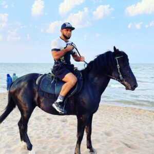 Rustam Kerimov Instagram - Хороший выходной с моим другом 🖤есть любители 🐴?😍