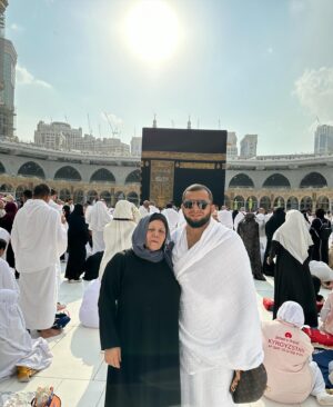 Rustam Kerimov Instagram - Помню как мама водила в садик,сегодня я сводил ее на святые земли 🕋 Милость АЛЛАХА велика,во много больше чем наши грехи !!! Хвала Всевышнему за все 🙏🤍🕋