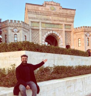Rüzgar Aksoy Instagram - Sevdamızı kavgamızı neşemizi kahrımızı çeken can okulum #istanbulüniversitesi ‘ne nostaljik özlem ❤️😊 #sundayfunday #myheroacademia