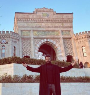 Rüzgar Aksoy Instagram - Sevdamızı kavgamızı neşemizi kahrımızı çeken can okulum #istanbulüniversitesi ‘ne nostaljik özlem ❤️😊 #sundayfunday #myheroacademia