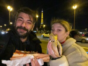 Rüzgar Aksoy Instagram - 2023 ve #Paris Sonu sürprizli gelmişti. 👉🏼😉
Mutluyuz efenim siz daha mutlu olun yeni yılda…❤️💍🎉
@yasse_s 🌞