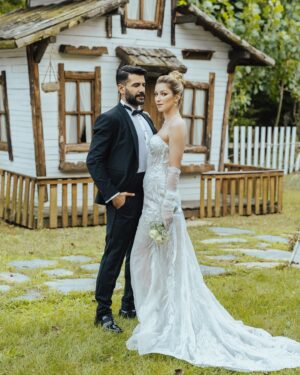 Rüzgar Aksoy Instagram - Rüya gibi geldi geçti… çok güzeldi.
Bize gönül verip anılarımızı paylaşan tüm dostlara teşekkür ederiz☺️♥️ 
Harika insanlarla yolarımız kesişmiş. Ailemize, dostlarımıza emeği geçen herkese çok teşekkür ederiz. İyiki siz ☺️
📸 @hakanakmanwedding 
🏠 @aktivitempark 
💄 👩🏼mustafaaerkanli
