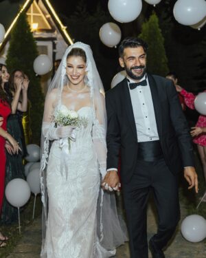 Rüzgar Aksoy Instagram - Rüya gibi geldi geçti… çok güzeldi.
Bize gönül verip anılarımızı paylaşan tüm dostlara teşekkür ederiz☺️♥️ 
Harika insanlarla yolarımız kesişmiş. Ailemize, dostlarımıza emeği geçen herkese çok teşekkür ederiz. İyiki siz ☺️
📸 @hakanakmanwedding 
🏠 @aktivitempark 
💄 👩🏼mustafaaerkanli