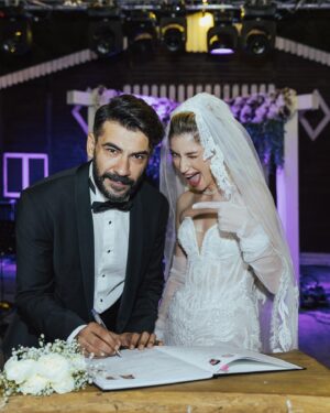 Rüzgar Aksoy Instagram - Rüya gibi geldi geçti… çok güzeldi.
Bize gönül verip anılarımızı paylaşan tüm dostlara teşekkür ederiz☺️♥️ 
Harika insanlarla yolarımız kesişmiş. Ailemize, dostlarımıza emeği geçen herkese çok teşekkür ederiz. İyiki siz ☺️
📸 @hakanakmanwedding 
🏠 @aktivitempark 
💄 👩🏼mustafaaerkanli