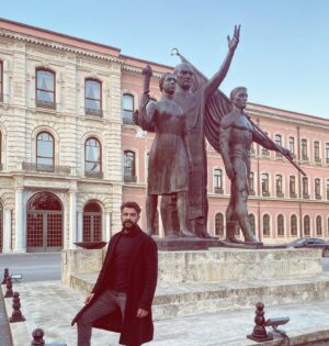 Rüzgar Aksoy Instagram - Sevdamızı kavgamızı neşemizi kahrımızı çeken can okulum #istanbulüniversitesi ‘ne nostaljik özlem ❤️😊 #sundayfunday #myheroacademia