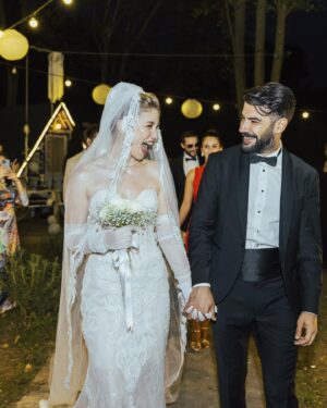 Rüzgar Aksoy Instagram - Rüya gibi geldi geçti… çok güzeldi.
Bize gönül verip anılarımızı paylaşan tüm dostlara teşekkür ederiz☺️♥️ 
Harika insanlarla yolarımız kesişmiş. Ailemize, dostlarımıza emeği geçen herkese çok teşekkür ederiz. İyiki siz ☺️
📸 @hakanakmanwedding 
🏠 @aktivitempark 
💄 👩🏼mustafaaerkanli