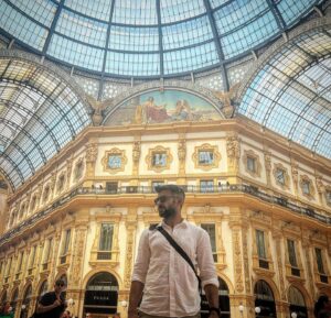 Rüzgar Aksoy Instagram - Yolculuk sürecek…Çok iş var sonra😉 #bellagio #milano