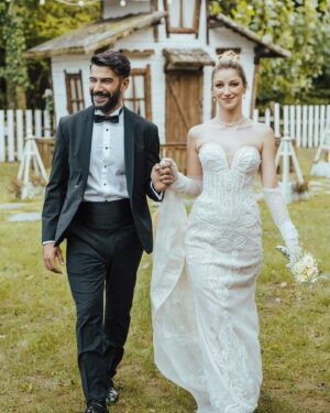 Rüzgar Aksoy Instagram - Rüya gibi geldi geçti… çok güzeldi.
Bize gönül verip anılarımızı paylaşan tüm dostlara teşekkür ederiz☺️♥️ 
Harika insanlarla yolarımız kesişmiş. Ailemize, dostlarımıza emeği geçen herkese çok teşekkür ederiz. İyiki siz ☺️
📸 @hakanakmanwedding 
🏠 @aktivitempark 
💄 👩🏼mustafaaerkanli