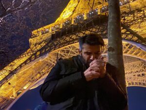 Rüzgar Aksoy Instagram - 2023 ve #Paris Sonu sürprizli gelmişti. 👉🏼😉
Mutluyuz efenim siz daha mutlu olun yeni yılda…❤️💍🎉
@yasse_s 🌞