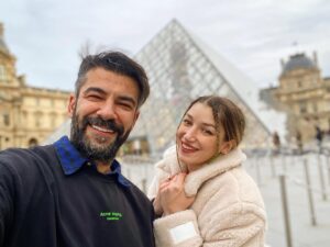 Rüzgar Aksoy Instagram - 2023 ve #Paris Sonu sürprizli gelmişti. 👉🏼😉
Mutluyuz efenim siz daha mutlu olun yeni yılda…❤️💍🎉
@yasse_s 🌞