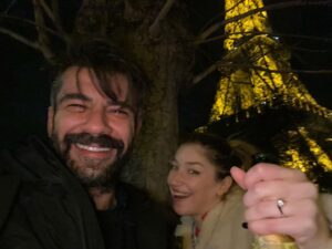 Rüzgar Aksoy Instagram - 2023 ve #Paris Sonu sürprizli gelmişti. 👉🏼😉
Mutluyuz efenim siz daha mutlu olun yeni yılda…❤️💍🎉
@yasse_s 🌞