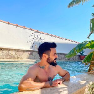 Rüzgar Erkoçlar Instagram - İstanbula kış geldi ama bizim için yaz bitmedi😌yeni rota,guzel deneyımler ask ve ogulla ve degerlı dostlarla 💫yeni rota nereye tahminleri alayım👇🏼🙋🏻‍♂️