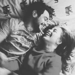 Rüzgar Erkoçlar Instagram - O kadar şanslıyım ki tam 6 sene once geldin bir olduk,parçalarımdan yeniden doğdum , tamamlandım..Benım aılem,evim,huzurum,elim,kalbim,gozum,kulagım oldun..birbirimize karıstık..Hanı her ınsanın guvenılır bır sıgınagı vardır ya ben ne zaman yanından ayrılsam, hemen kosup kalbıne sıgınmak ıstıyorum..Nasıl anlatayım..Hani damagında nasıl bırseyler guzel bır tad bırakır ama tarıf edemezsın..İşte benımde damagımda ki o tat hala aynı..
Aynı saygıyla aynı sevgıyle..Ve sonsuza kadar kalbım sadece ve sadece sana aıt olacak senı sonsuza kadar sevecegım sevgılım,hayat arkadasım,eşim..R 14.08.22