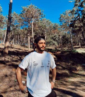Rüzgar Erkoçlar Instagram - Evet Çekirgelerim 🥋 (duruş bu)😅 geçmiş sıkıldıgımız ozgur oldugumuz bayramlar varya hanı annenın zorla ... teyzemede gıdecegız anne ben gelmesem dedıgınız ama gıtmıskende ıspanaklı boregı cok guzel oluyordu dedıgımız 😅 Barış Mançomuzun Bugun Bayram Şarkısının Eşliğinde sabah uyandıgımız bayramların tadında .. nice guzel bayramlarımız olsun..Tabı eksılenlerımız var orası ayrı o yuzden kıymet bılelım olur mu bır sonrakı bayram yaparım gıderım oteledıgımız hersey ıcın keske demeyelım,sımdı eger yanınızdalarsa gıdın tüm sevdiklerinize sarılın😉 🤗