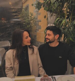 Rüzgar Erkoçlar Instagram - Beraber büyümeye devam ediyoruz..Ailem,sevgilim,en iyi arkadaşım,güzel eşim..❣️😘nice güzel yıllara beraber sağlıkla huzurla en mutlu deneyimlerle yaş alalım🙌🏼 👩🏻‍❤️‍💋‍👨🏻🐶🧿