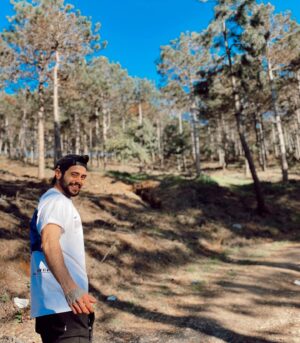 Rüzgar Erkoçlar Instagram - Evet Çekirgelerim 🥋 (duruş bu)😅 geçmiş sıkıldıgımız ozgur oldugumuz bayramlar varya hanı annenın zorla ... teyzemede gıdecegız anne ben gelmesem dedıgınız ama gıtmıskende ıspanaklı boregı cok guzel oluyordu dedıgımız 😅 Barış Mançomuzun Bugun Bayram Şarkısının Eşliğinde sabah uyandıgımız bayramların tadında .. nice guzel bayramlarımız olsun..Tabı eksılenlerımız var orası ayrı o yuzden kıymet bılelım olur mu bır sonrakı bayram yaparım gıderım oteledıgımız hersey ıcın keske demeyelım,sımdı eger yanınızdalarsa gıdın tüm sevdiklerinize sarılın😉 🤗