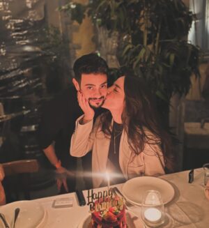 Rüzgar Erkoçlar Instagram - Beraber büyümeye devam ediyoruz..Ailem,sevgilim,en iyi arkadaşım,güzel eşim..❣️😘nice güzel yıllara beraber sağlıkla huzurla en mutlu deneyimlerle yaş alalım🙌🏼 👩🏻‍❤️‍💋‍👨🏻🐶🧿