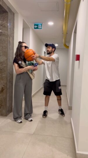 Rüzgar Erkoçlar Instagram - Evden çıkarken sizde bizim gibimisiz 🫠

#reels #keşfet #couplegoals #reelsinstagram #couple #challenge